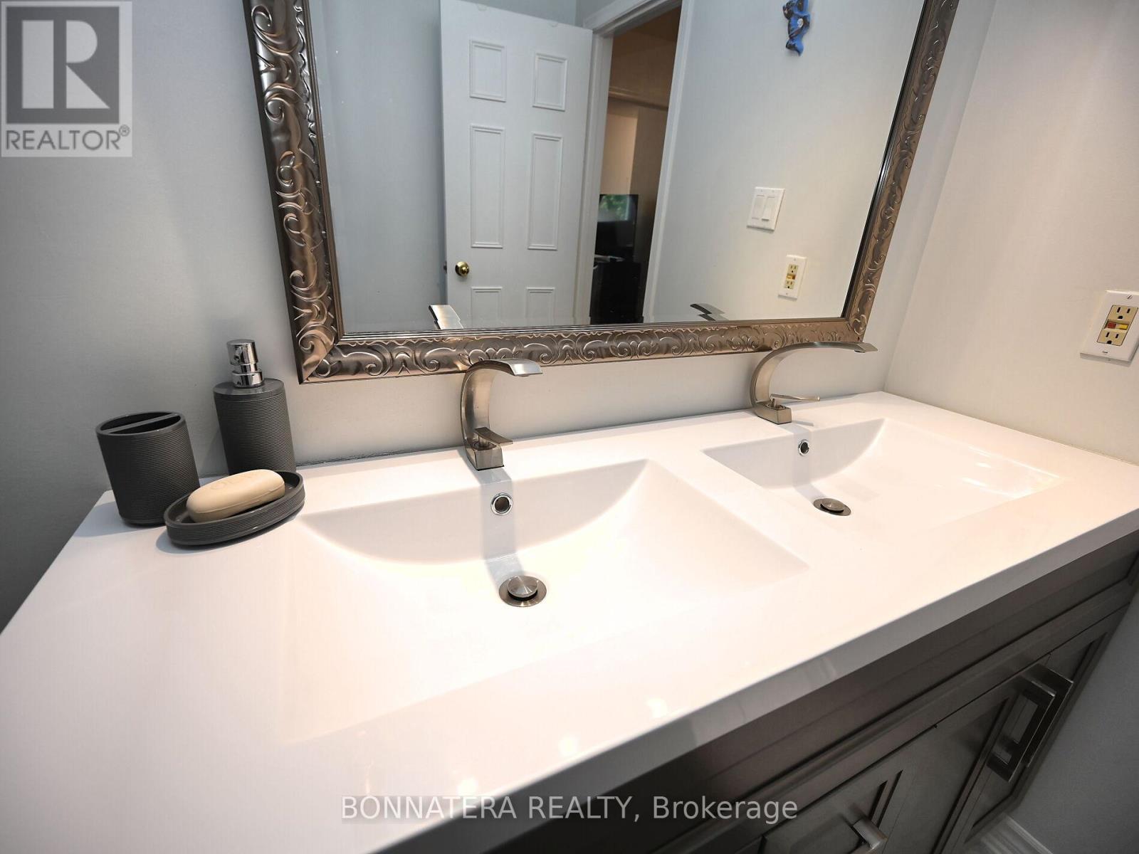 4445 Guildwood Way, Mississauga, Ontario  L5R 2B4 - Photo 35 - W12492766