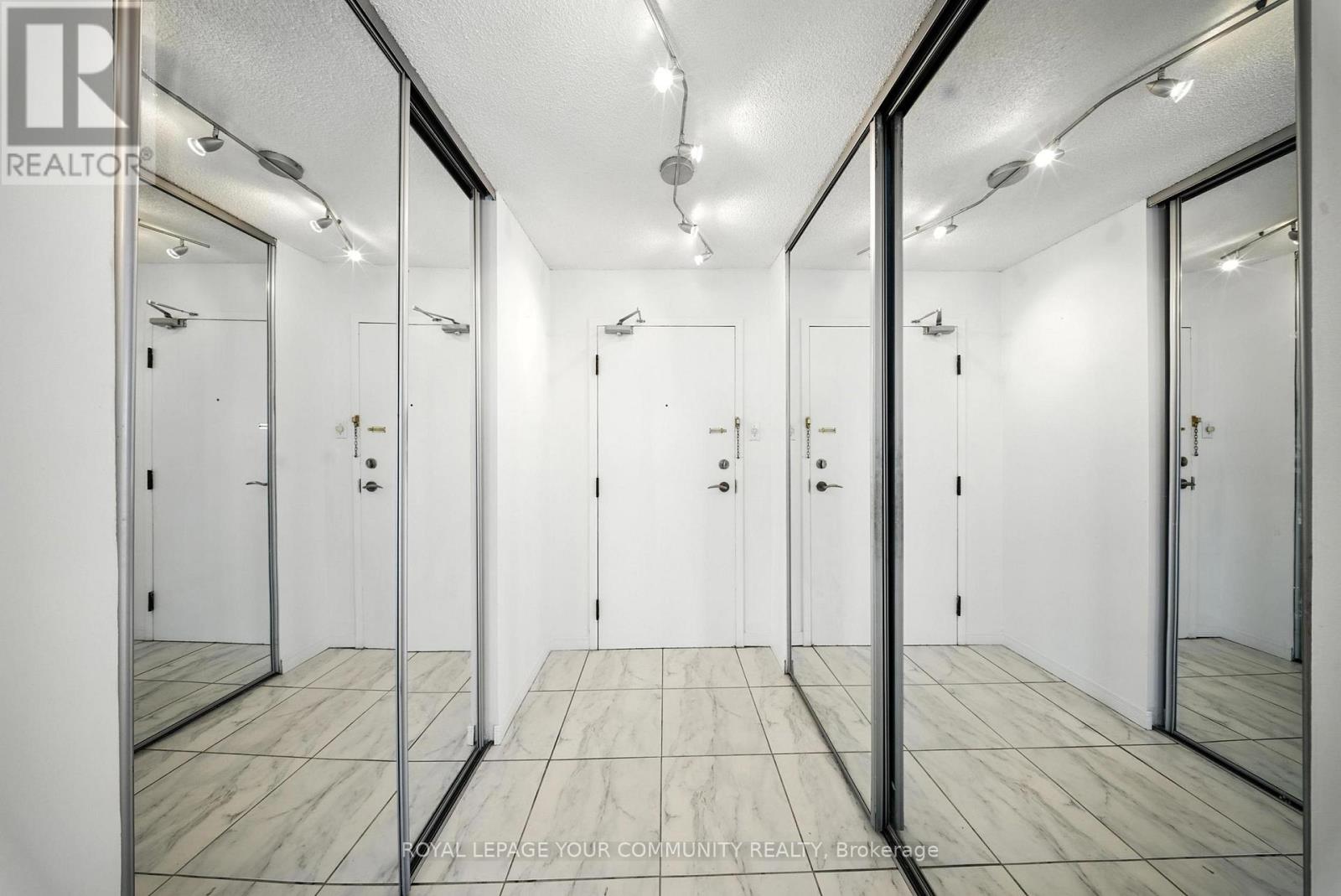 1404 - 330 Rathburn Road W, Mississauga, Ontario  L5B 3Y1 - Photo 2 - W12492800