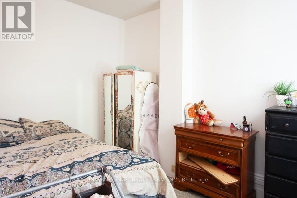 226 Richmond Street, London East, Ontario  N6B 2H6 - Photo 2 - X12492818