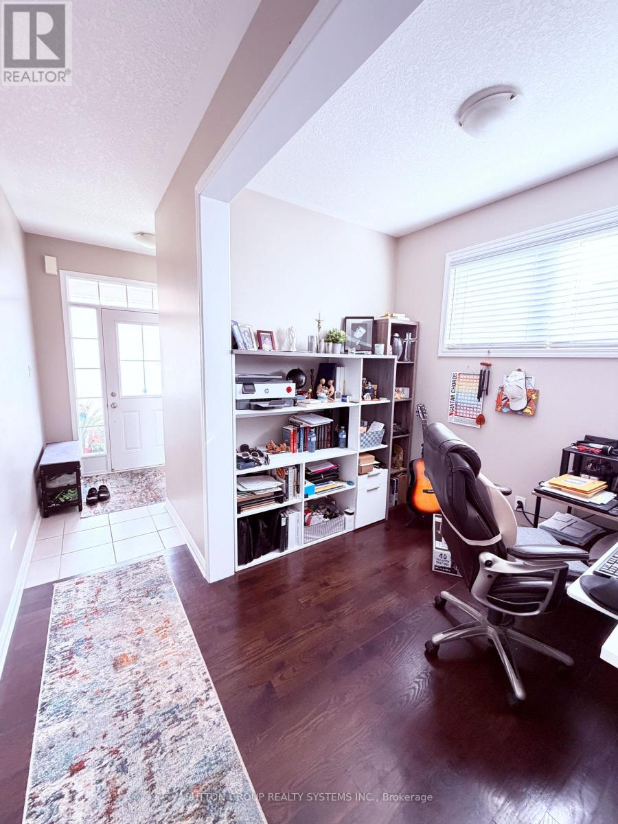 693 Doon South Drive, Kitchener, Ontario  N2P 0H5 - Photo 5 - X12492848