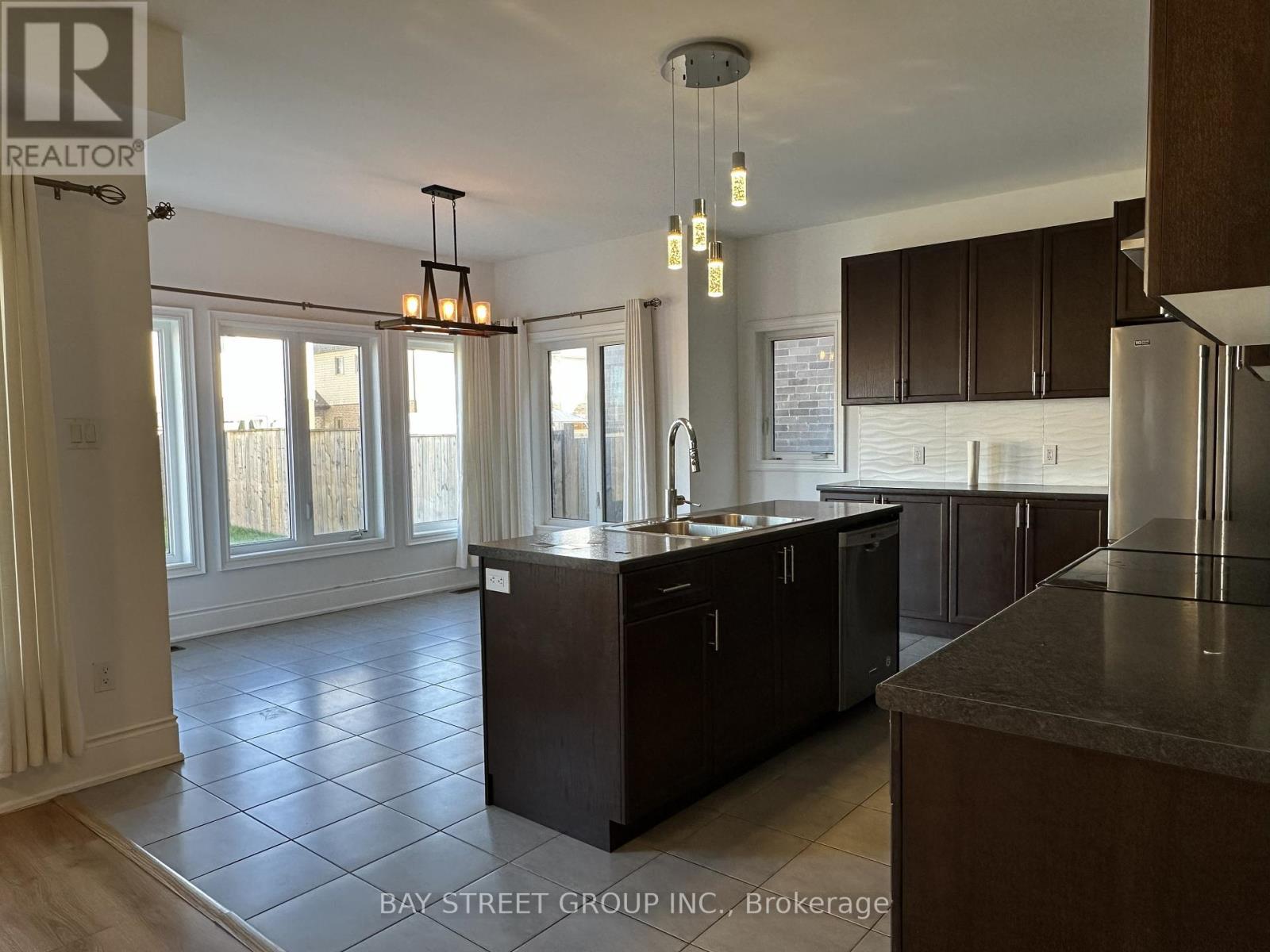 77 Sunset Way, Thorold, Ontario  L2V 0C7 - Photo 10 - X12411109