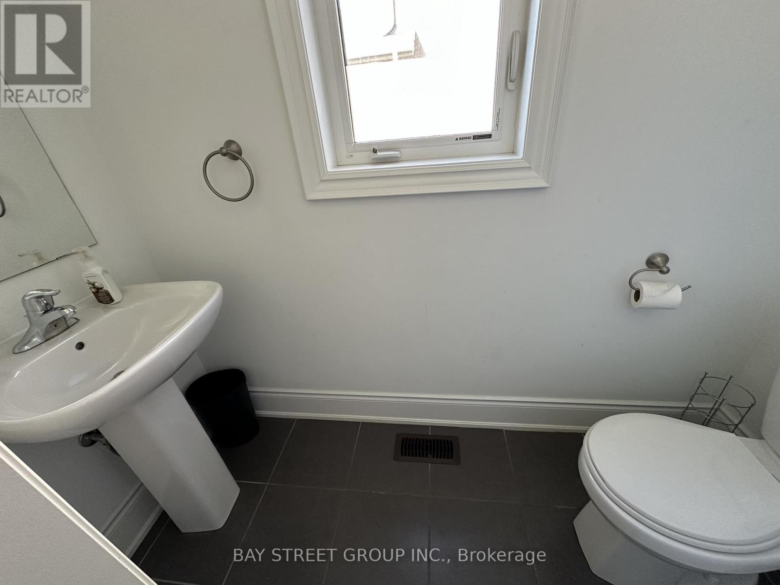 77 Sunset Way, Thorold, Ontario  L2V 0C7 - Photo 14 - X12411109