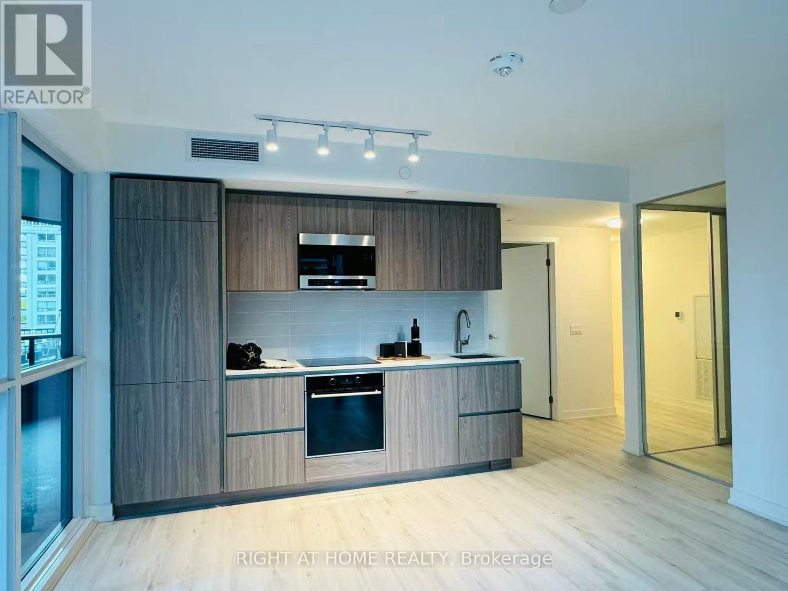 303 - 110 Broadway Avenue, Toronto (Mount Pleasant West), Ontario  M4P 1V7 - Photo 10 - C12480621