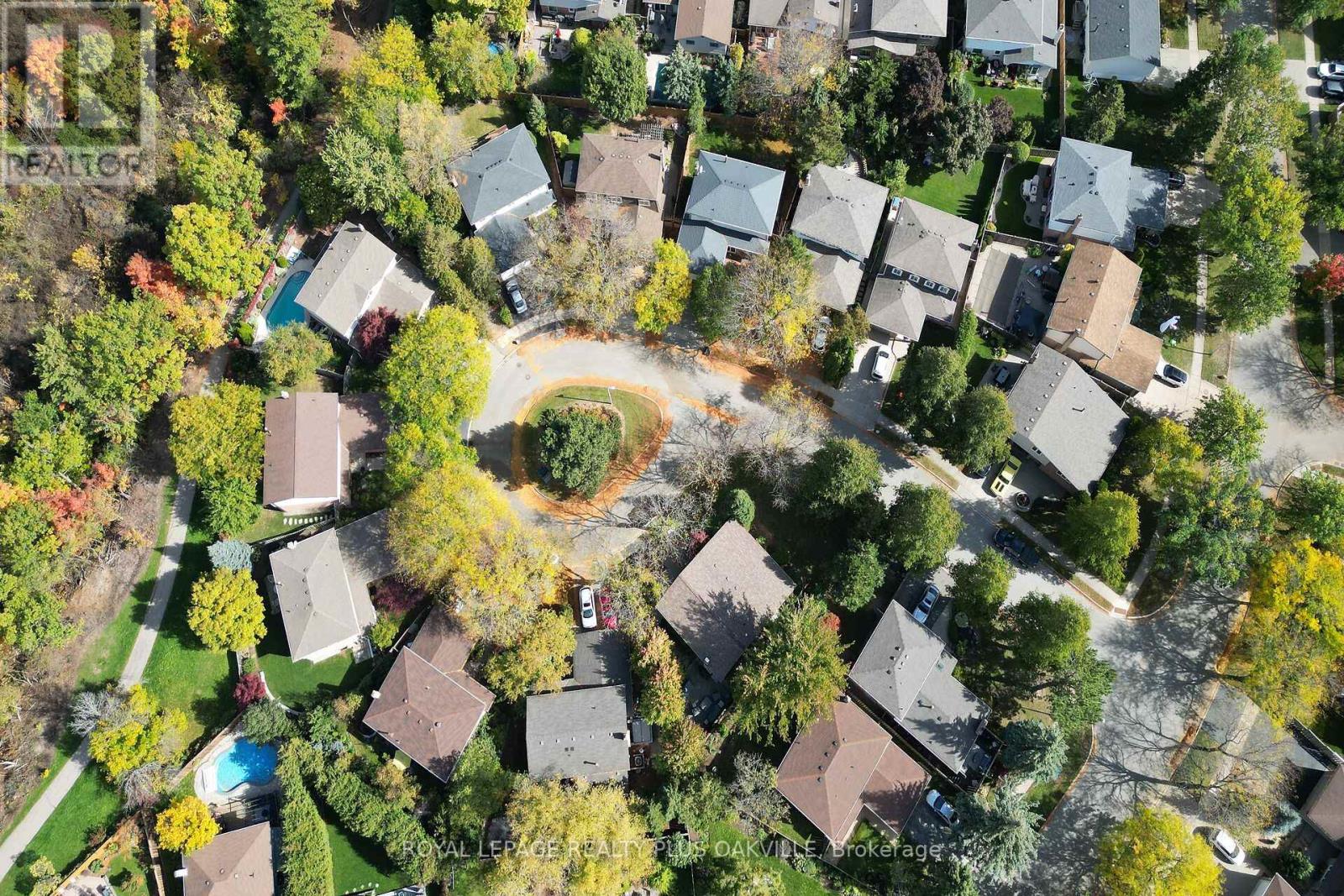 1303 Henley Place, Oakville, Ontario L6H 2W1 - Photo 46 - W12468215