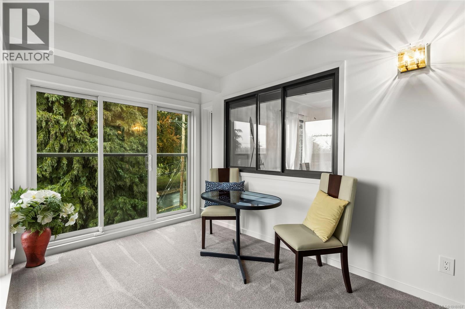 405 1875 Lansdowne Rd, Saanich, British Columbia V8P 1A9 - Photo 4 - 1018107