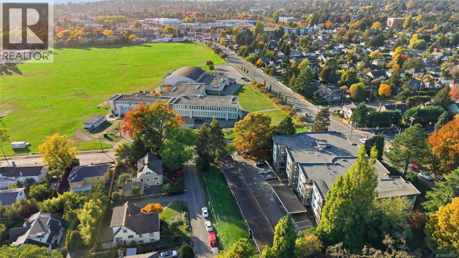 405 1875 Lansdowne Rd, Saanich, British Columbia V8P 1A9 - Photo 7 - 1018107