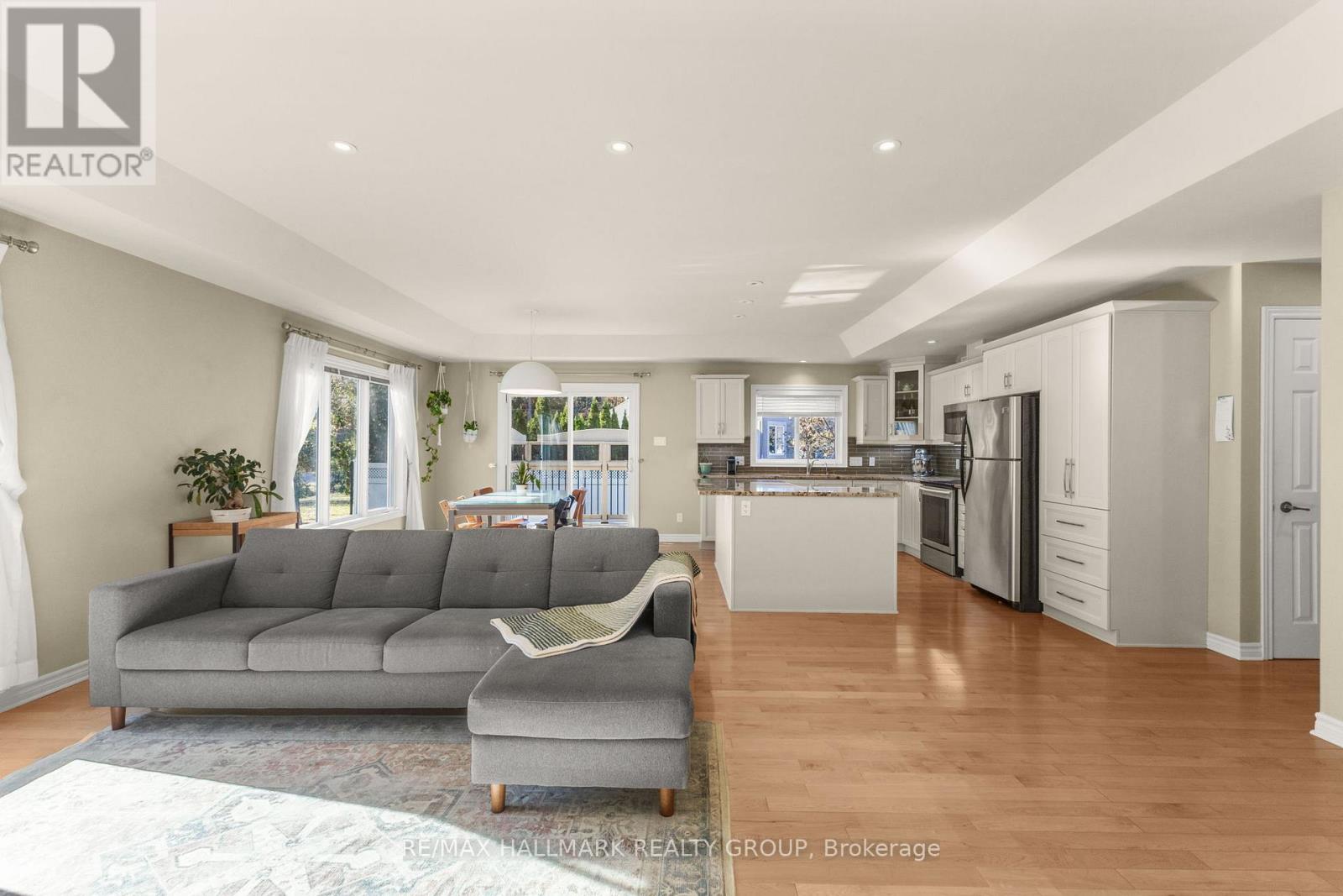 2605 Pierrette Drive, Ottawa, Ontario  K4C 1B6 - Photo 5 - X12493056