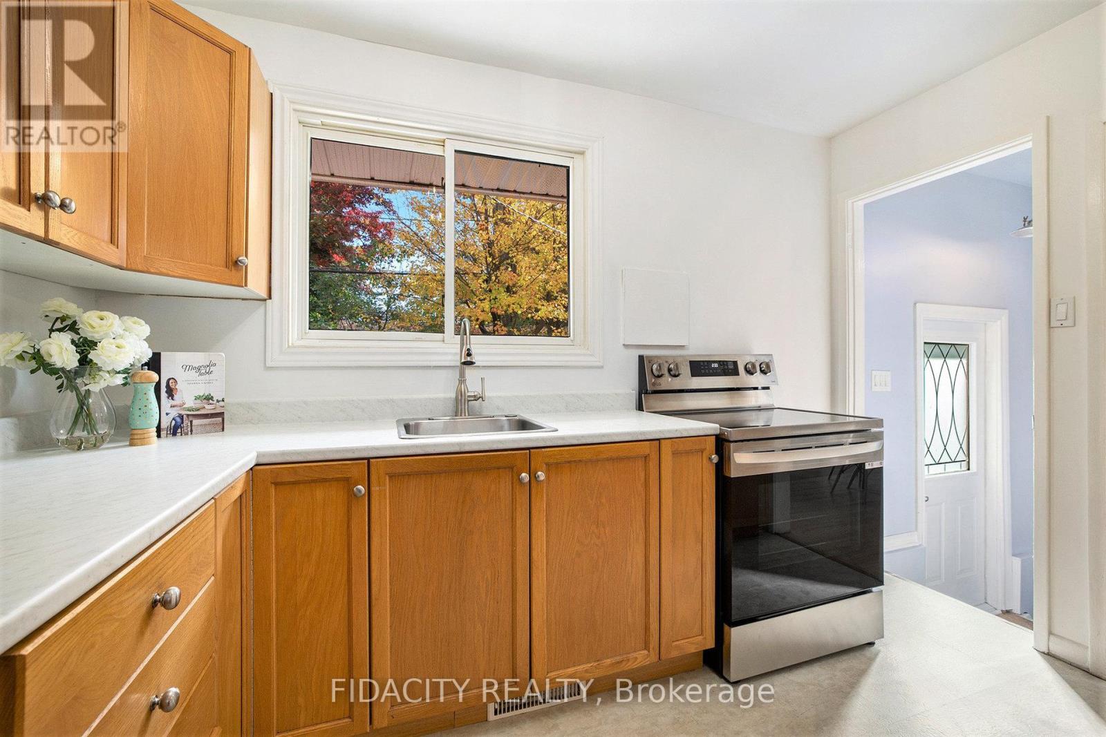 42 Stinson Avenue, Ottawa, Ontario  K2H 6N4 - Photo 12 - X12493060