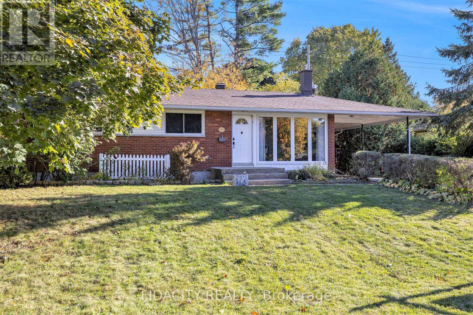 42 Stinson Avenue, Ottawa, Ontario  K2H 6N4 - Photo 2 - X12493060