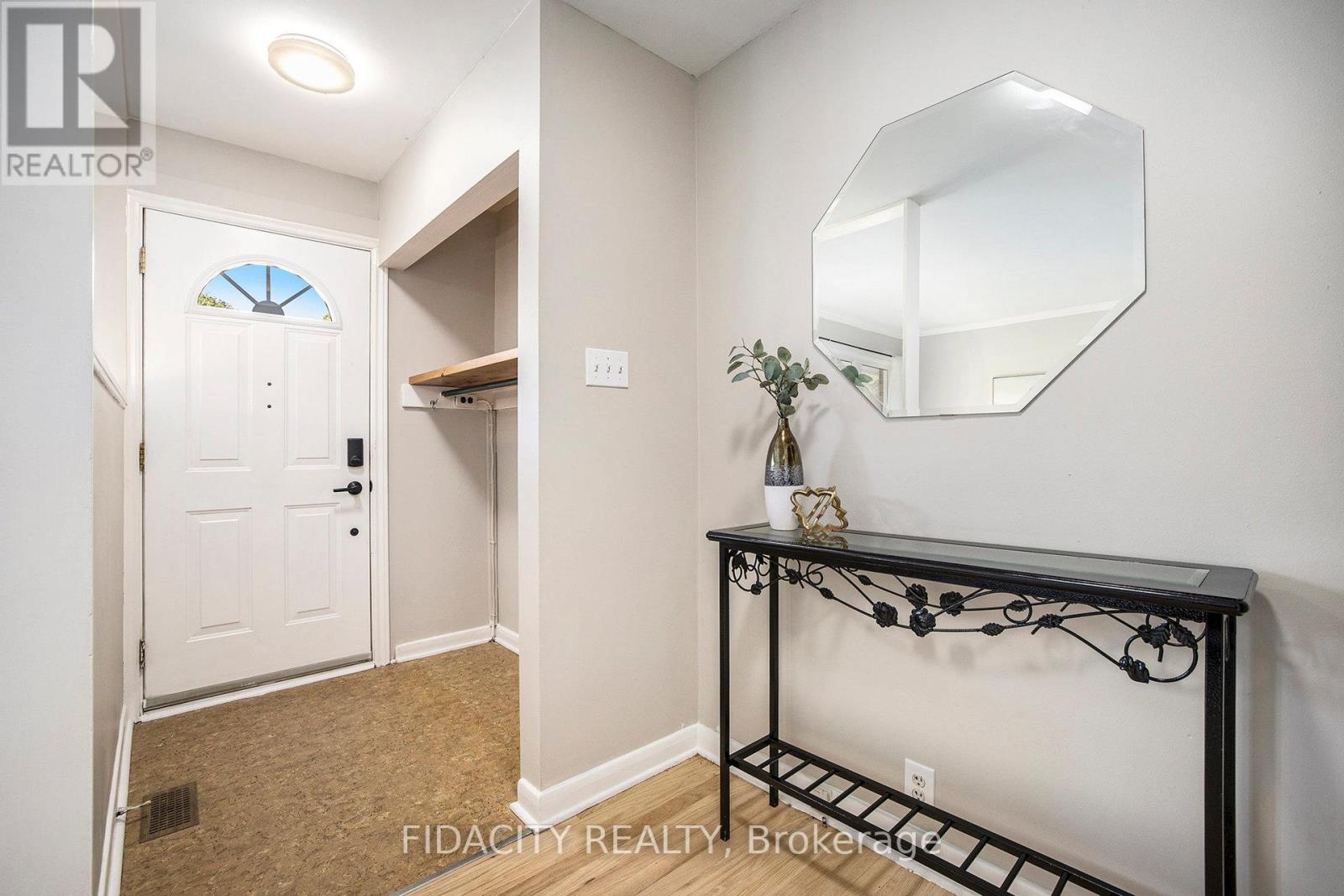 42 Stinson Avenue, Ottawa, Ontario  K2H 6N4 - Photo 3 - X12493060