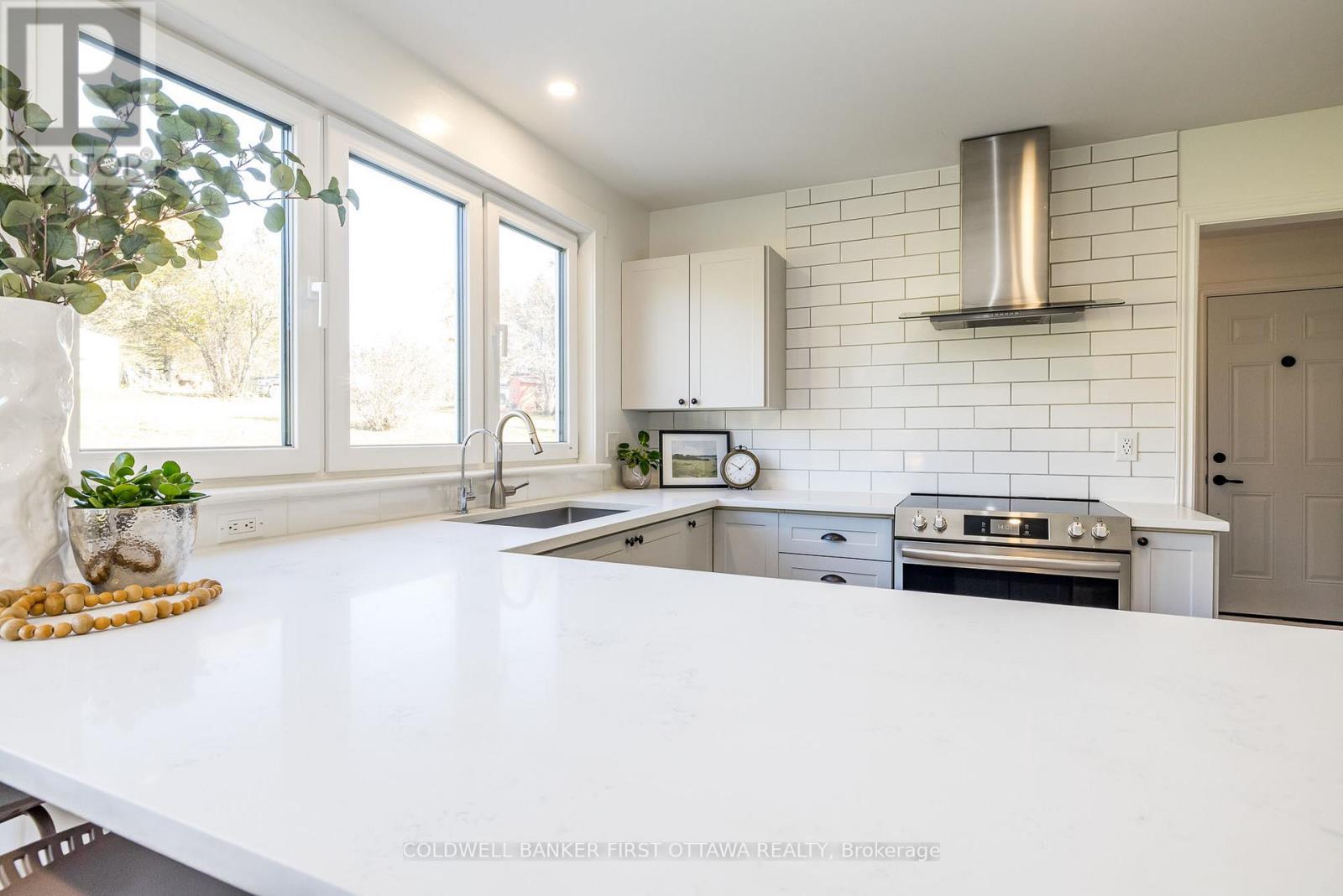 100 Manion Heights Crescent, Ottawa, Ontario  K0A 1L0 - Photo 13 - X12493144