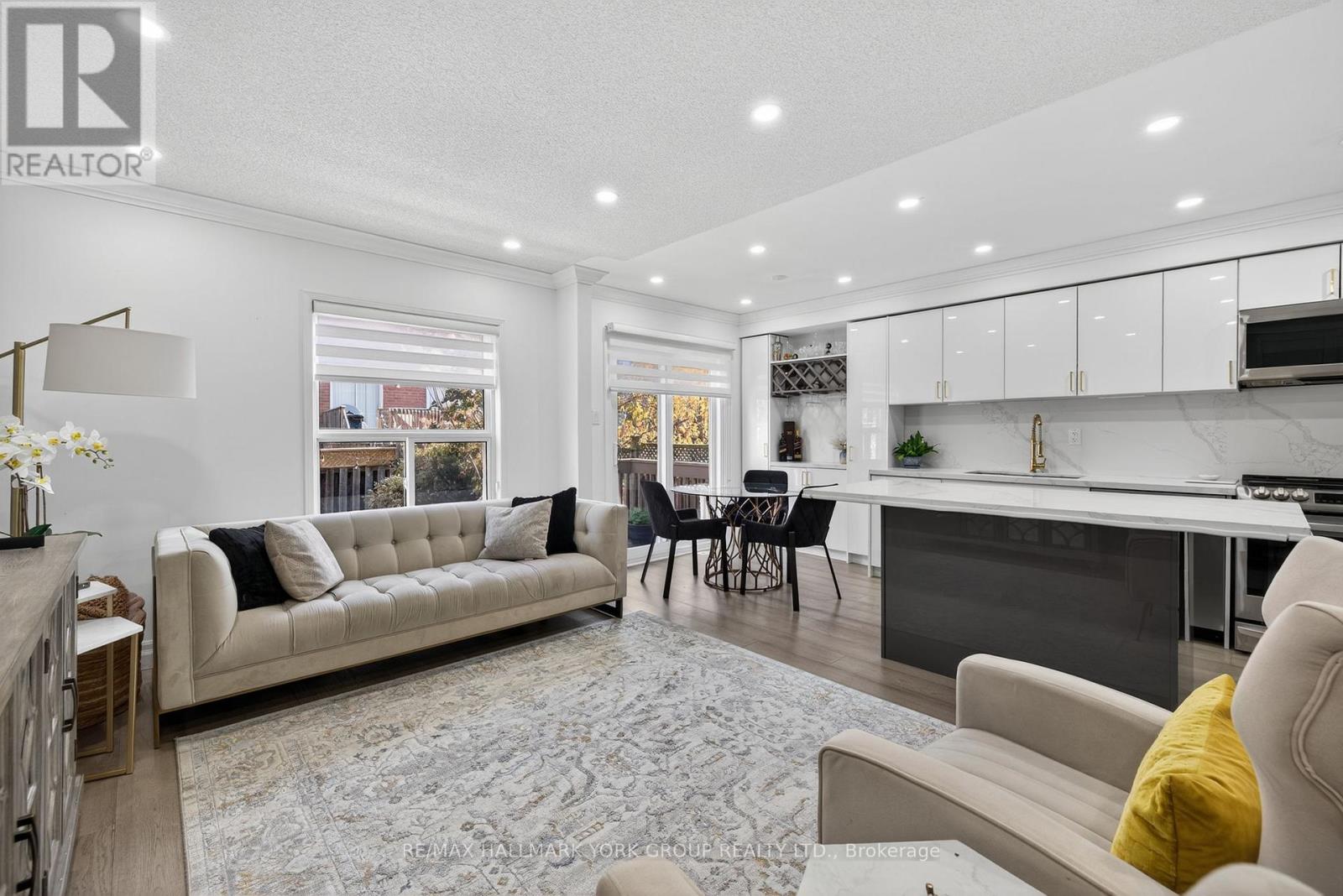 241 Coleridge Drive, Newmarket, Ontario  L3X 2T6 - Photo 3 - N12492898