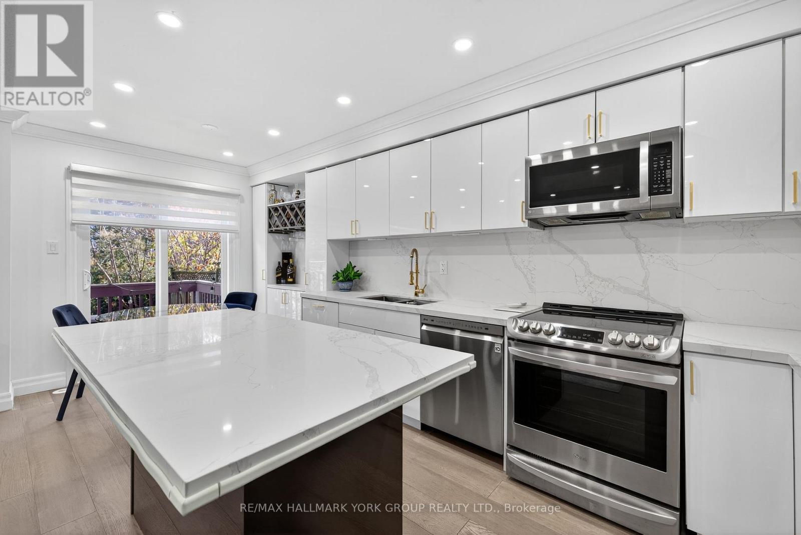 241 Coleridge Drive, Newmarket, Ontario  L3X 2T6 - Photo 4 - N12492898