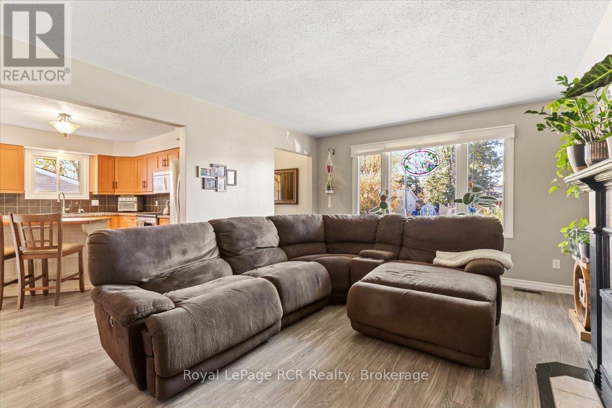 579 19th Avenue, Hanover, Ontario  N4N 3G4 - Photo 5 - X12493162