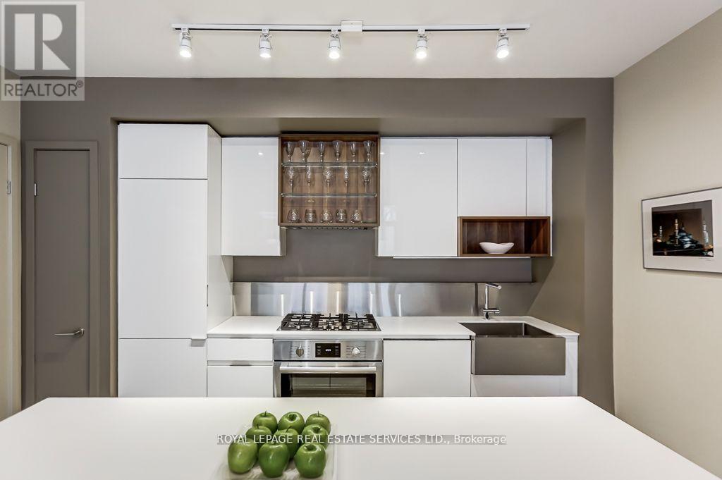 373 Sorauren Avenue, Toronto, Ontario  M6R 0A4 - Photo 8 - W12492866