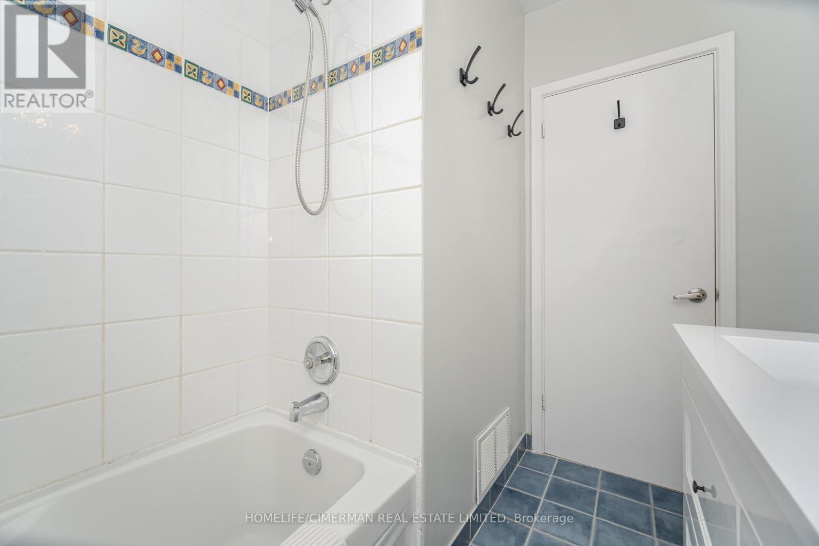 66 Mooreshead Drive, Toronto, Ontario  M9C 2S3 - Photo 26 - W12492936