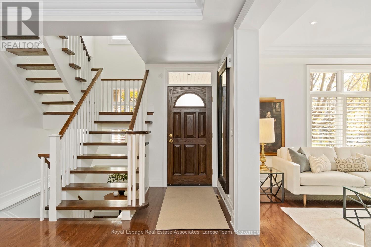 562 Gladwyne Court, Mississauga, Ontario  L5H 4L4 - Photo 5 - W12492952