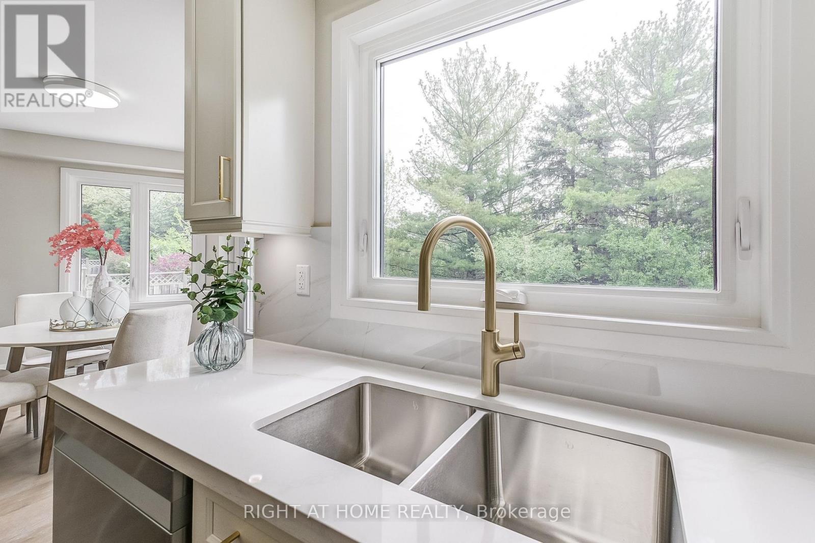 1308 Fieldcrest Lane, Oakville, Ontario  L6M 2N6 - Photo 14 - W12492954