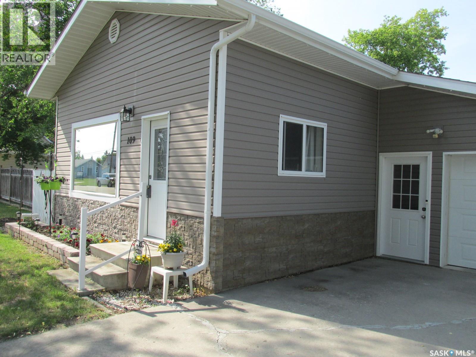 109 7th Avenue E, Nipawin, Saskatchewan  S0E 1E0 - Photo 3 - SK010782