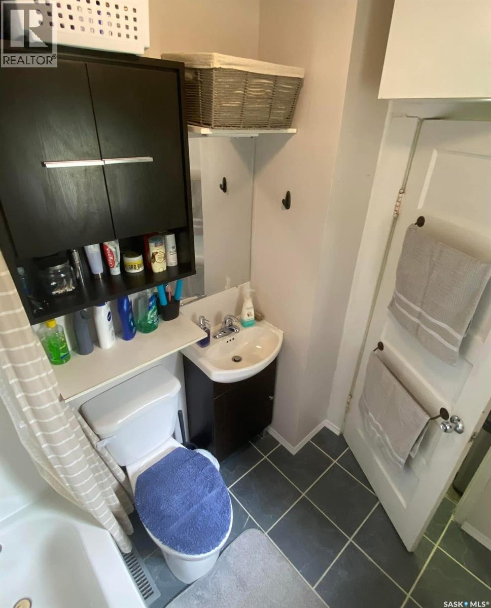 106 3rd Avenue E, Mossbank, Saskatchewan  S0H 3G0 - Photo 10 - SK022007