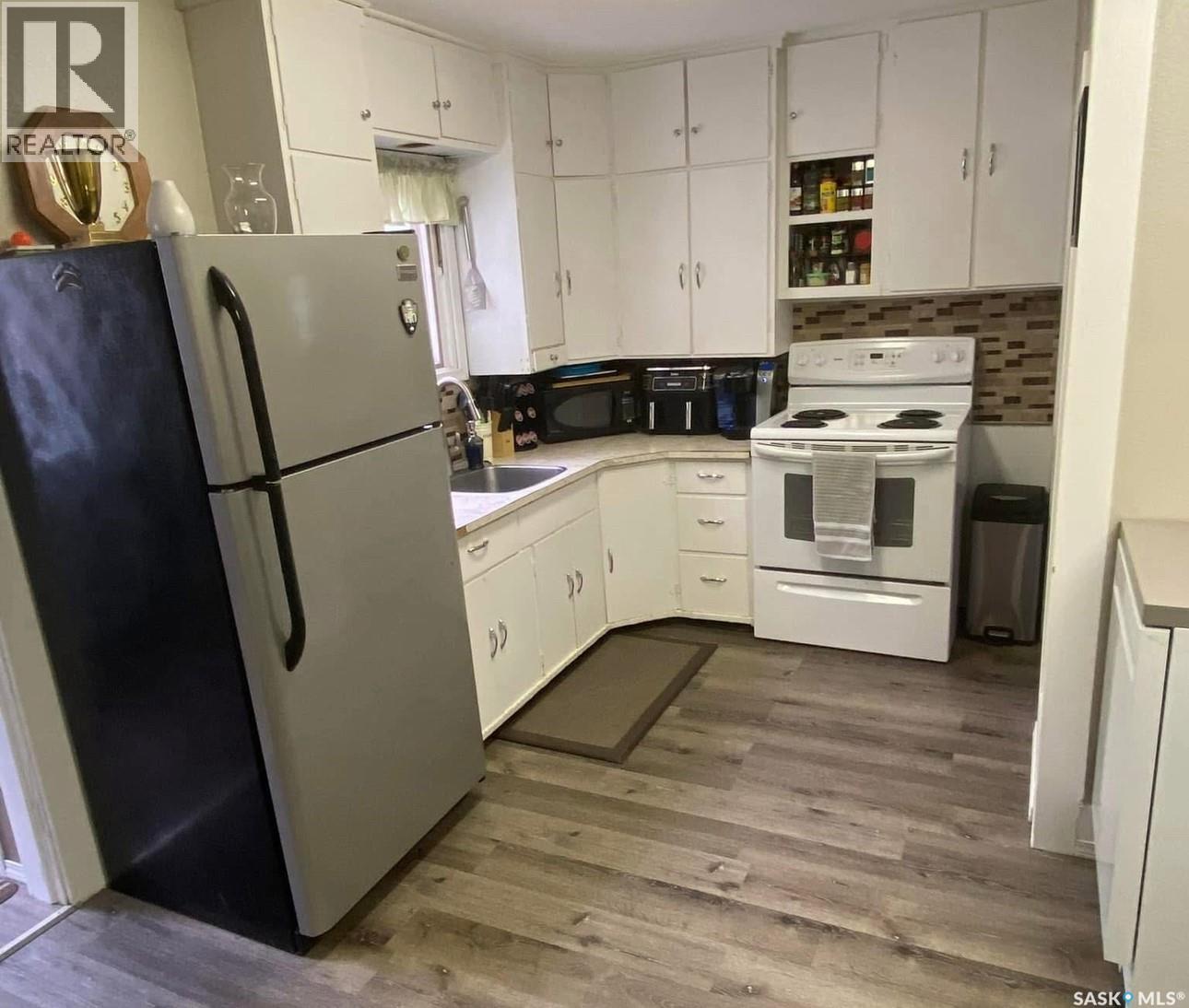 106 3rd Avenue E, Mossbank, Saskatchewan  S0H 3G0 - Photo 3 - SK022007