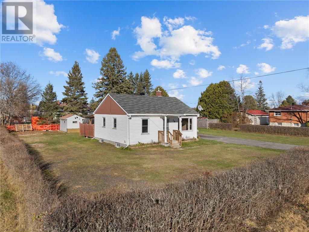 10 Richard Court, Dowling, Ontario  P0M 1R0 - Photo 2 - 2125430