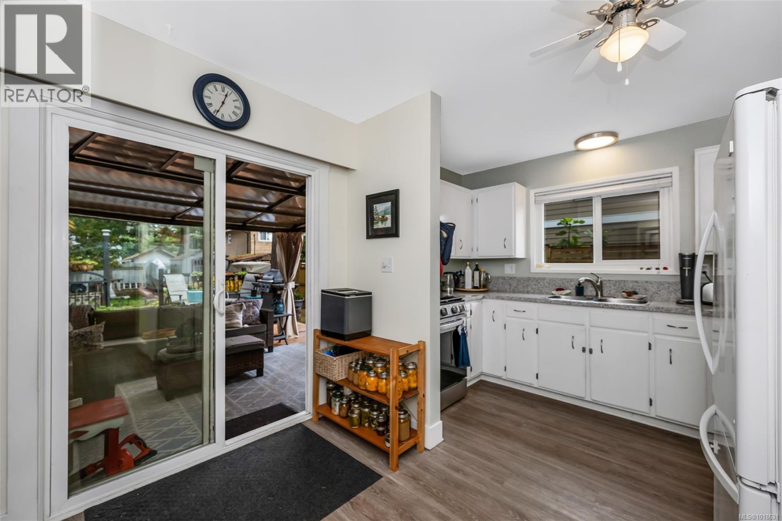 A 618 Kelly Rd, Colwood, British Columbia  V9B 2A5 - Photo 5 - 1018631