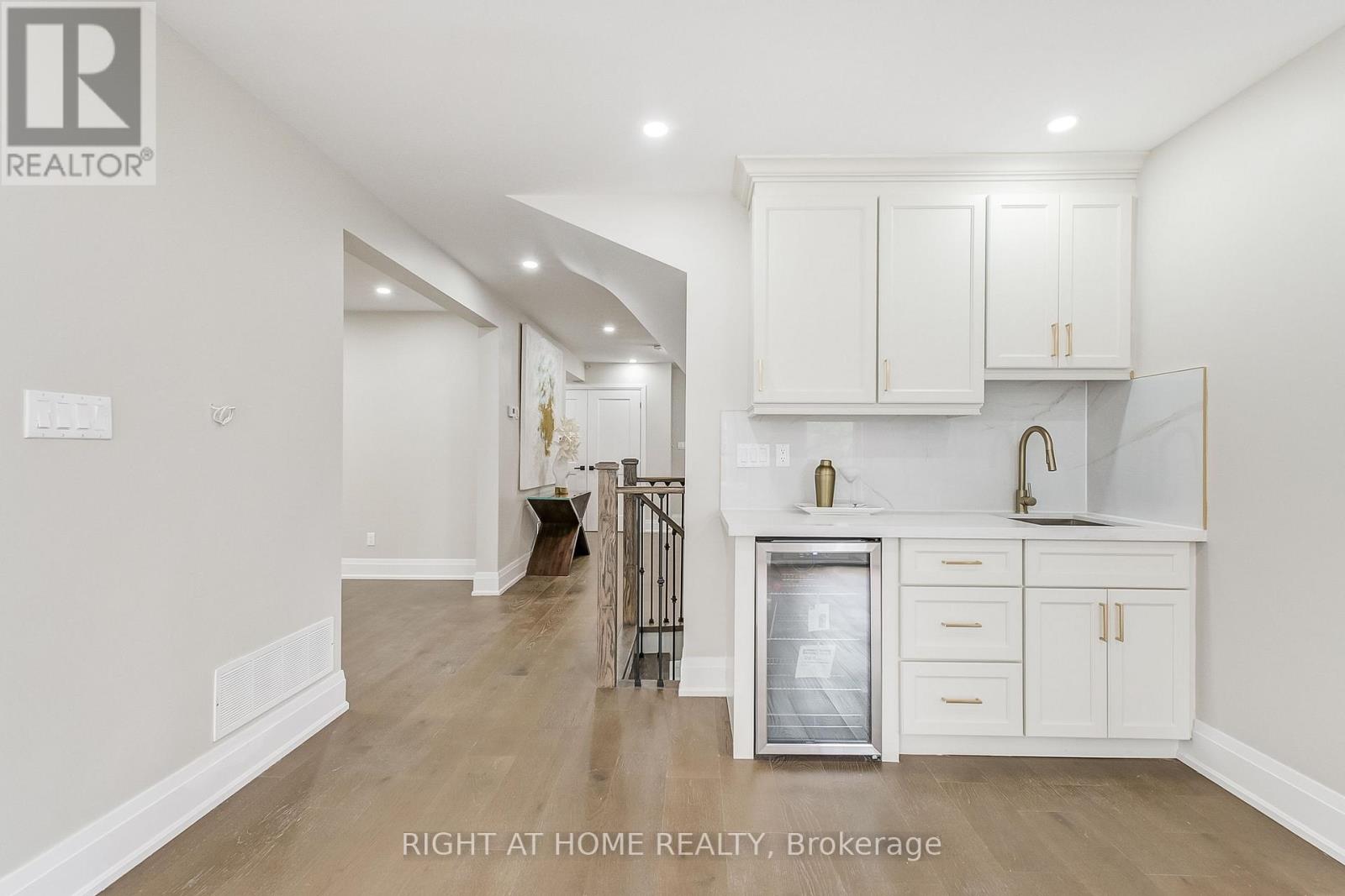 1308 Fieldcrest Lane, Oakville, Ontario  L6M 2N6 - Photo 6 - W12493034