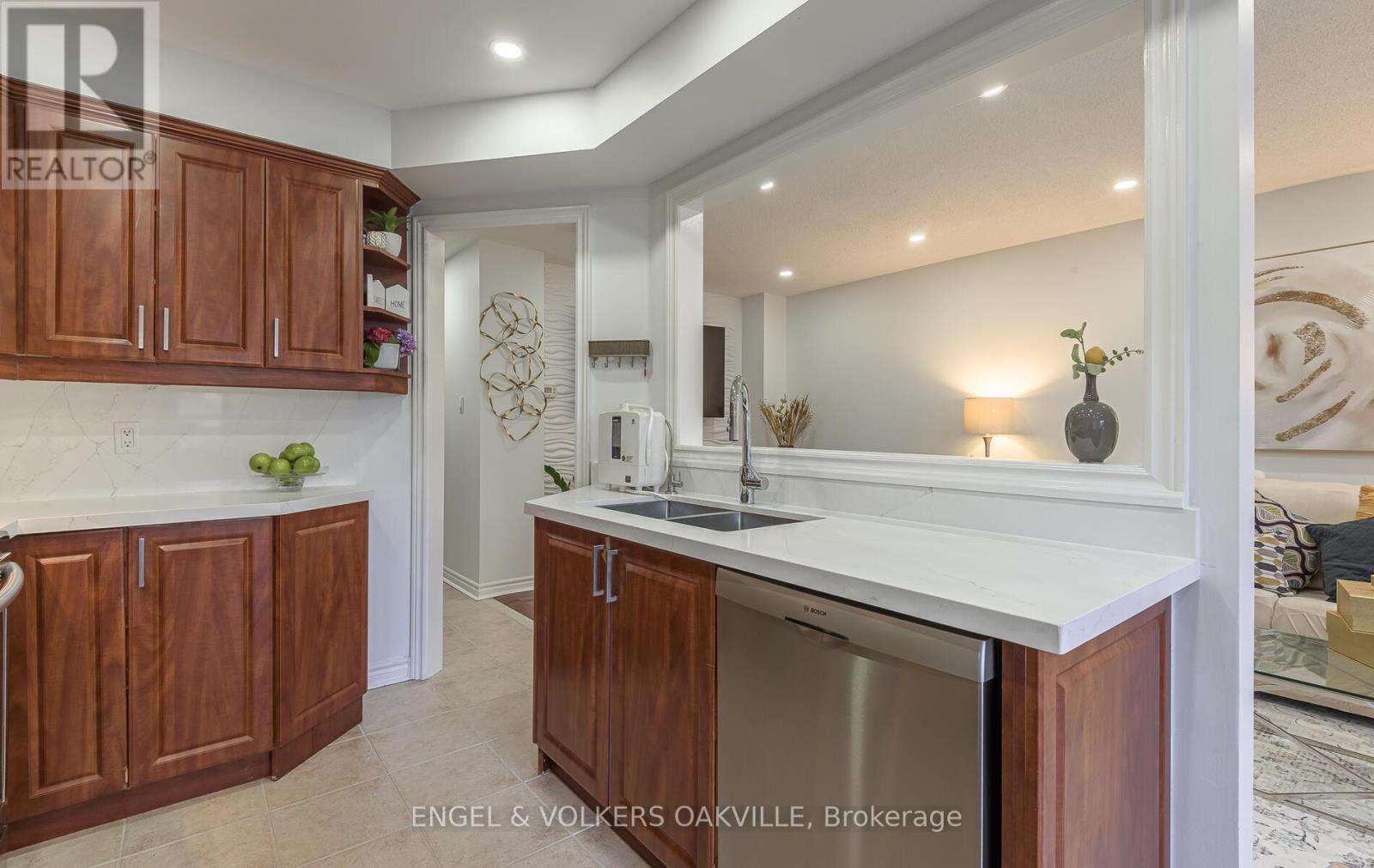 3976 Freeman Terrace, Mississauga, Ontario  L5M 6R1 - Photo 11 - W12493086