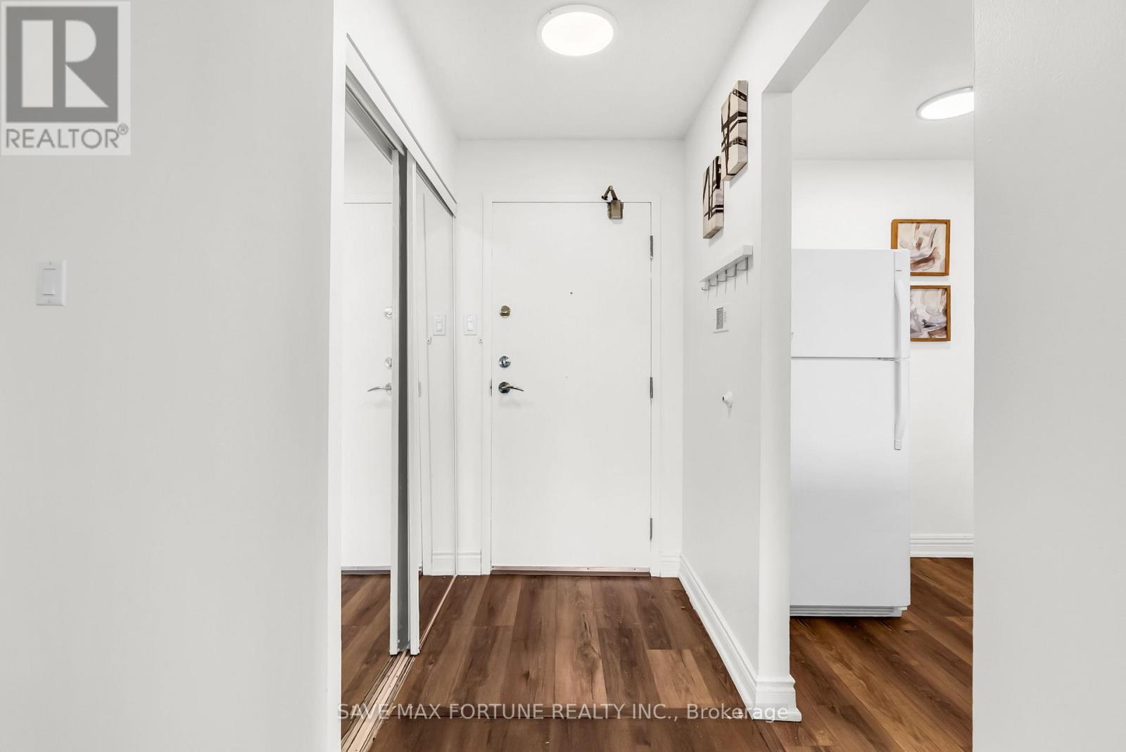 1006 - 330 Rathburn Road W, Mississauga, Ontario  L5B 3Y1 - Photo 8 - W12493092