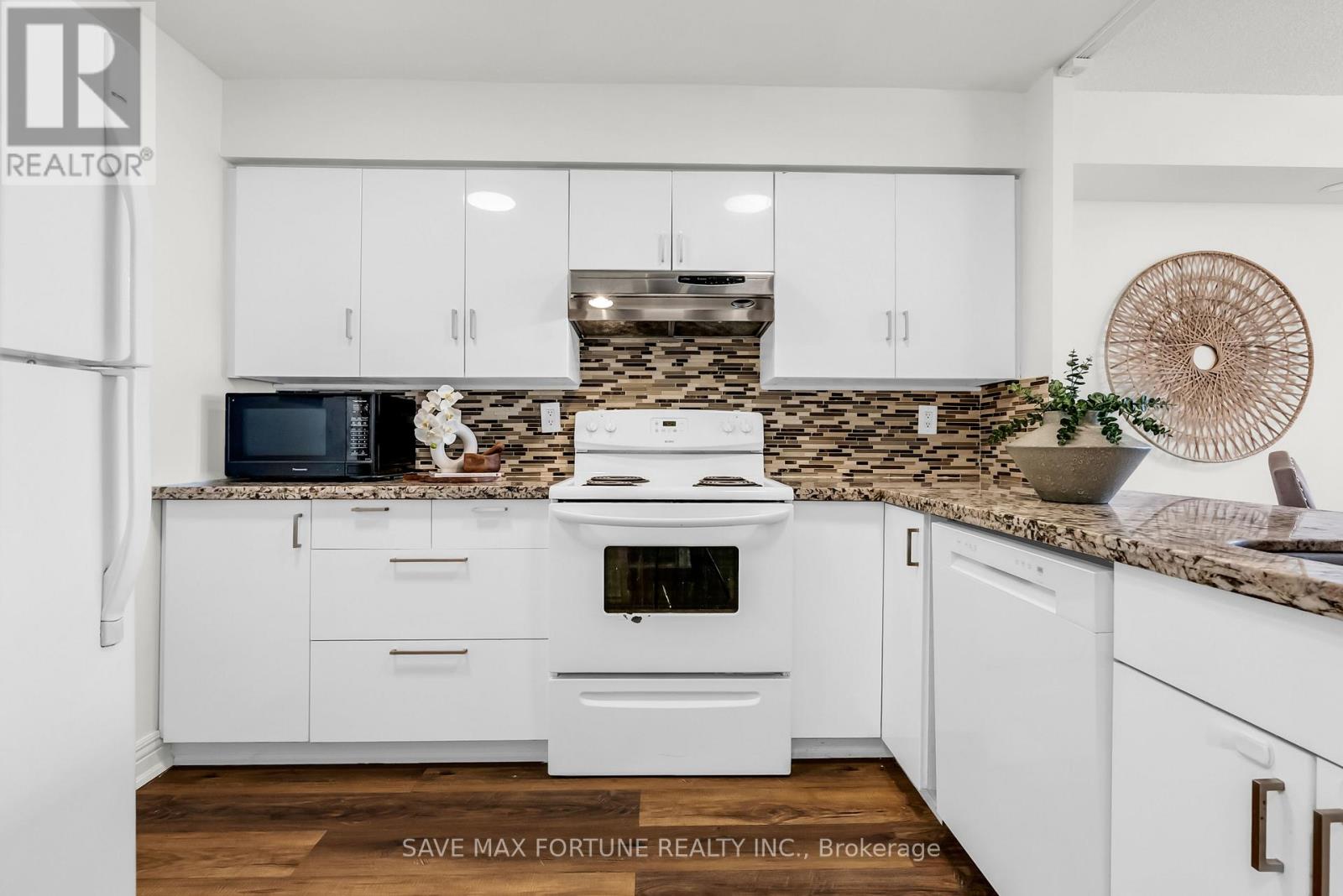 1006 - 330 Rathburn Road W, Mississauga, Ontario  L5B 3Y1 - Photo 9 - W12493092