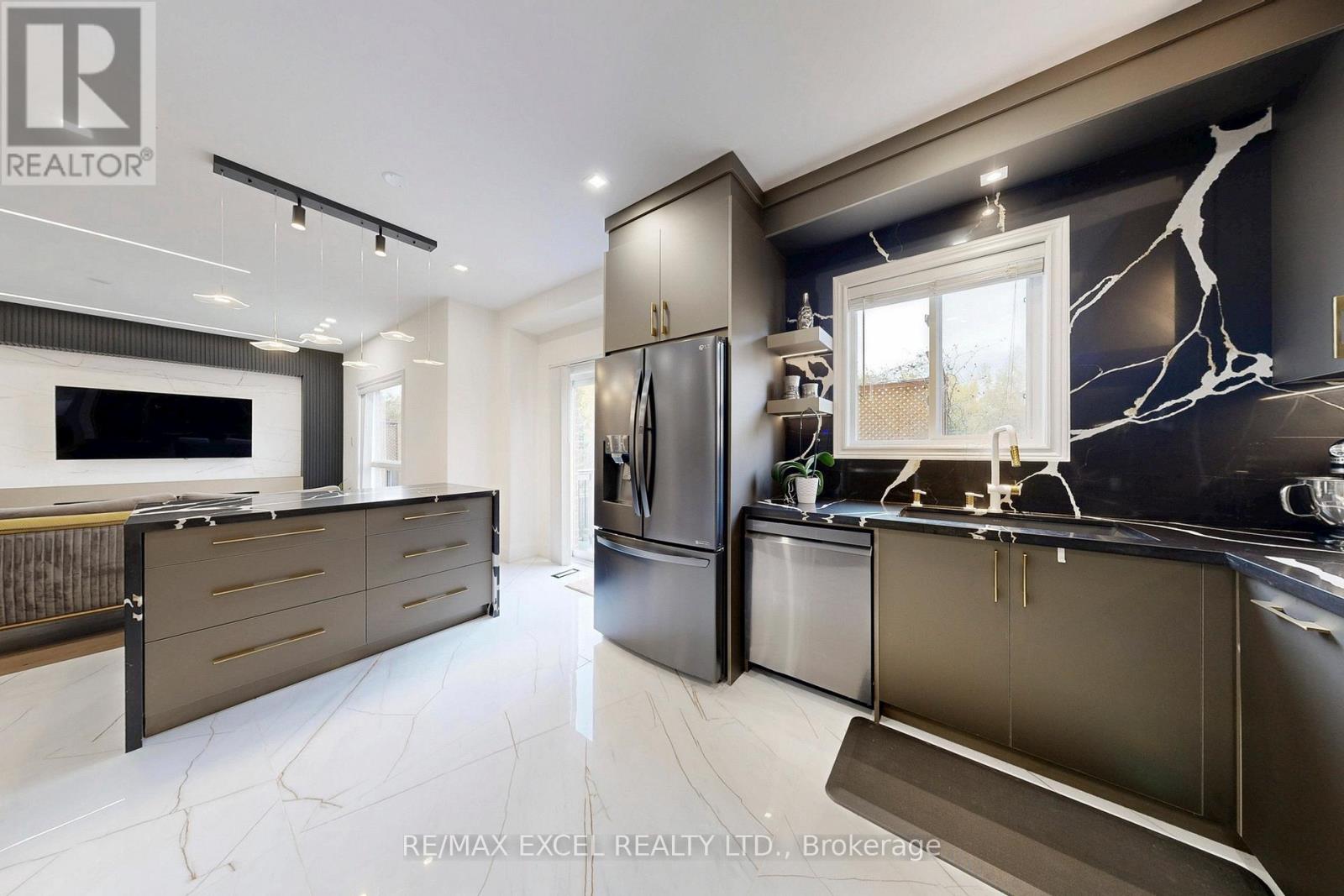 384 Old Colony Road, Richmond Hill, Ontario  L4E 5B2 - Photo 12 - N12484209