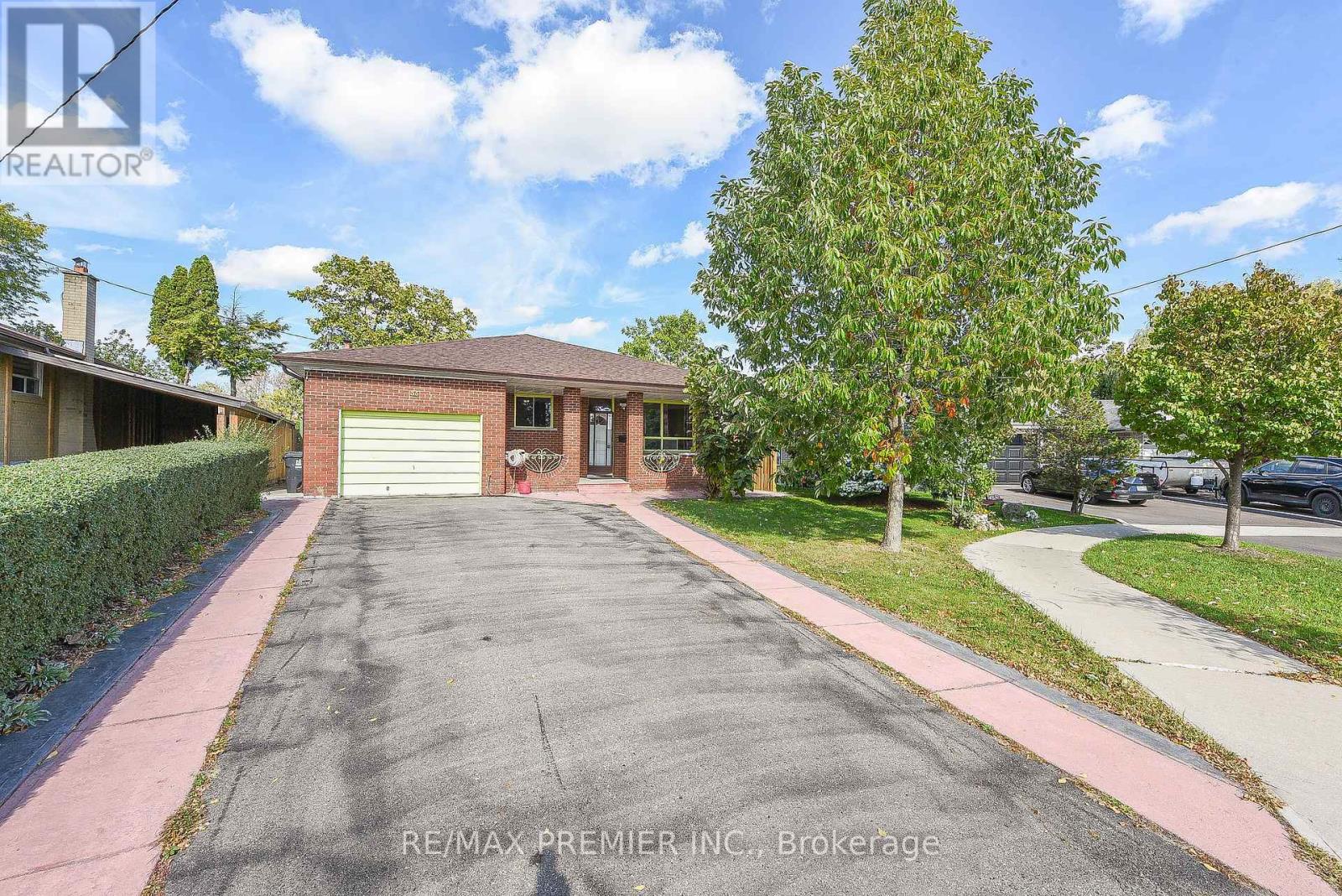 35 Taysham Crescent, Toronto, Ontario  M9V 1X1 - Photo 4 - W12493228