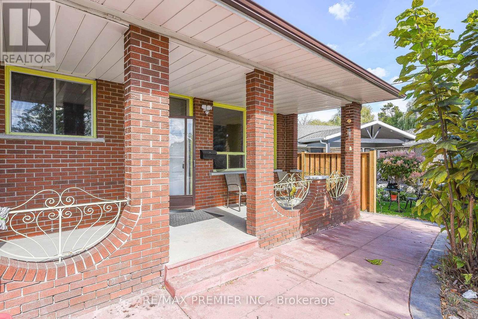 35 Taysham Crescent, Toronto, Ontario  M9V 1X1 - Photo 5 - W12493228