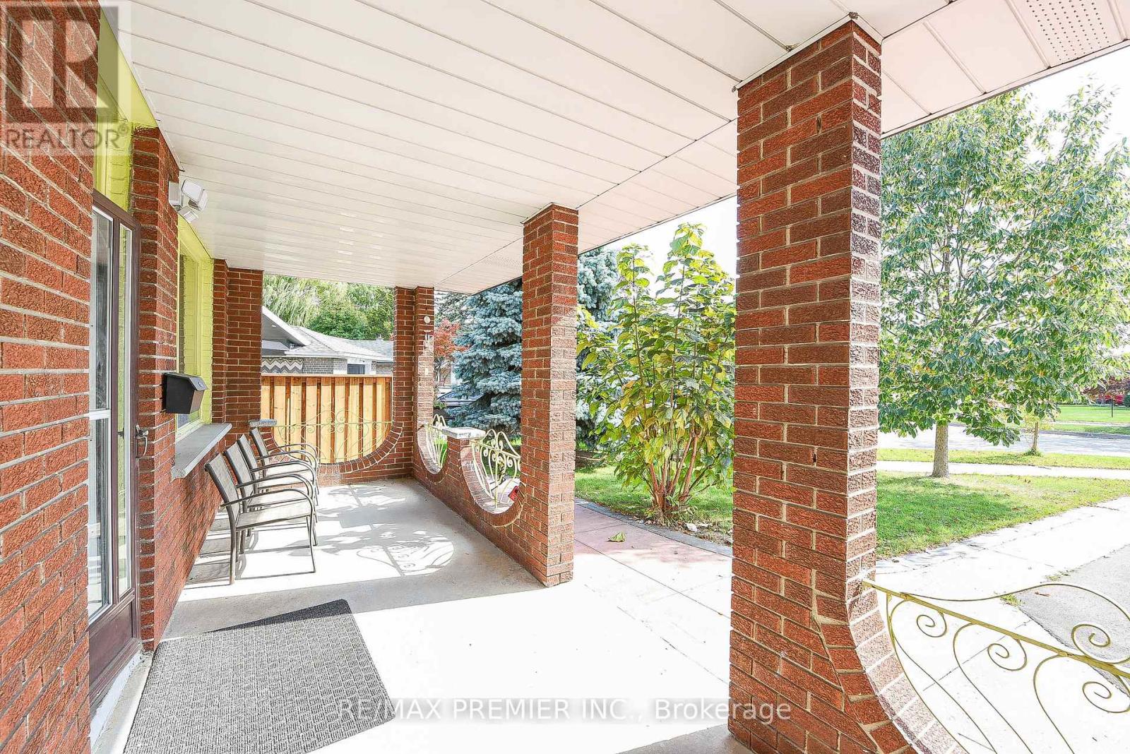 35 Taysham Crescent, Toronto, Ontario  M9V 1X1 - Photo 6 - W12493228