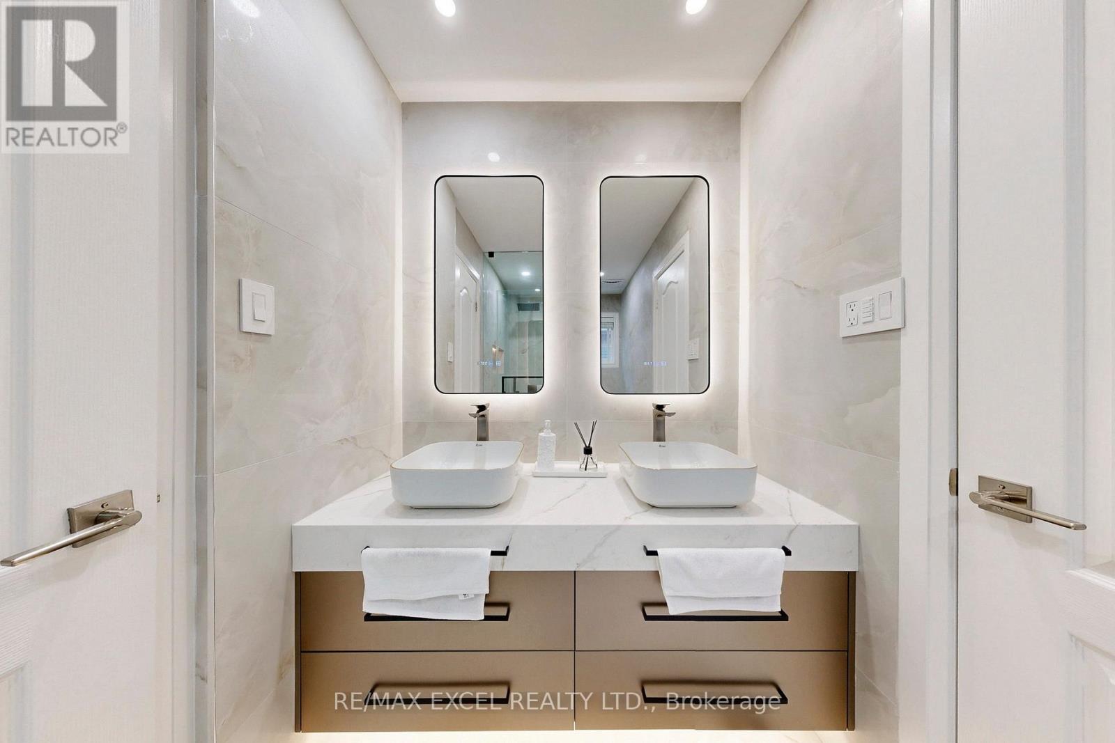 384 Old Colony Road, Richmond Hill, Ontario  L4E 5B2 - Photo 29 - N12484209