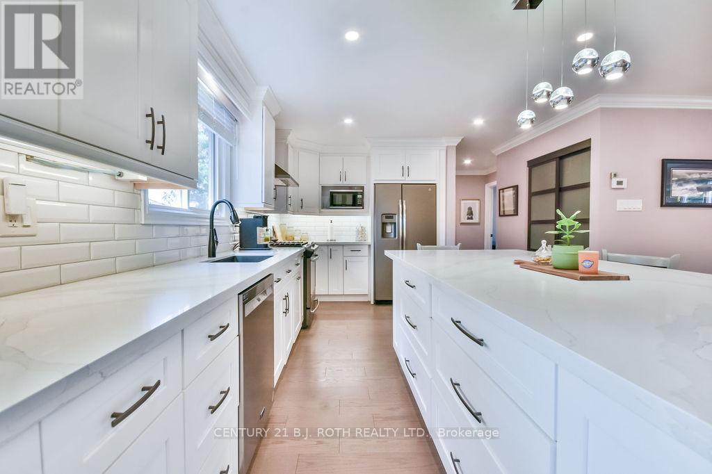 58 Collings Avenue, Bradford West Gwillimbury, Ontario  L3Z 1S3 - Photo 5 - N12487054