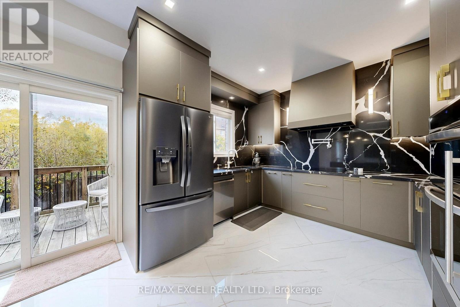 384 Old Colony Road, Richmond Hill, Ontario  L4E 5B2 - Photo 9 - N12484209