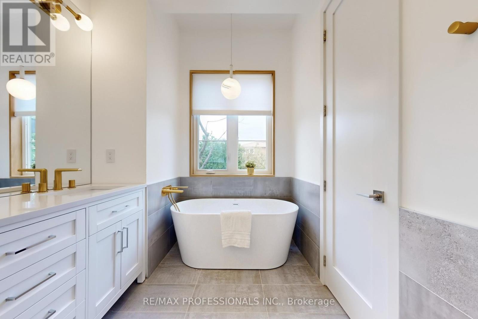 2615 Whaley Drive, Mississauga, Ontario  L5B 1X1 - Photo 17 - W12428460