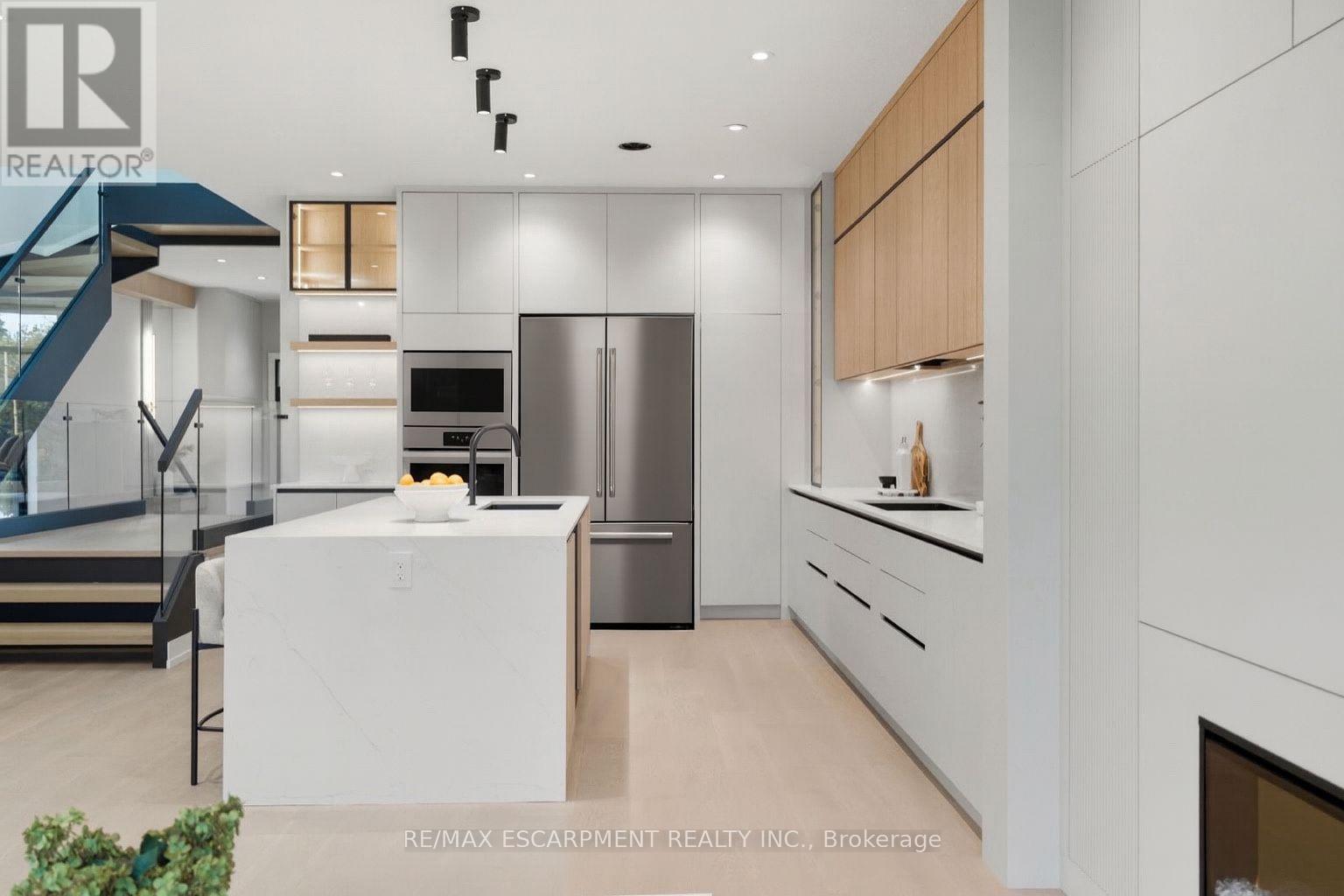 957 Halliday Avenue, Mississauga, Ontario  L5E 1P4 - Photo 12 - W12492108