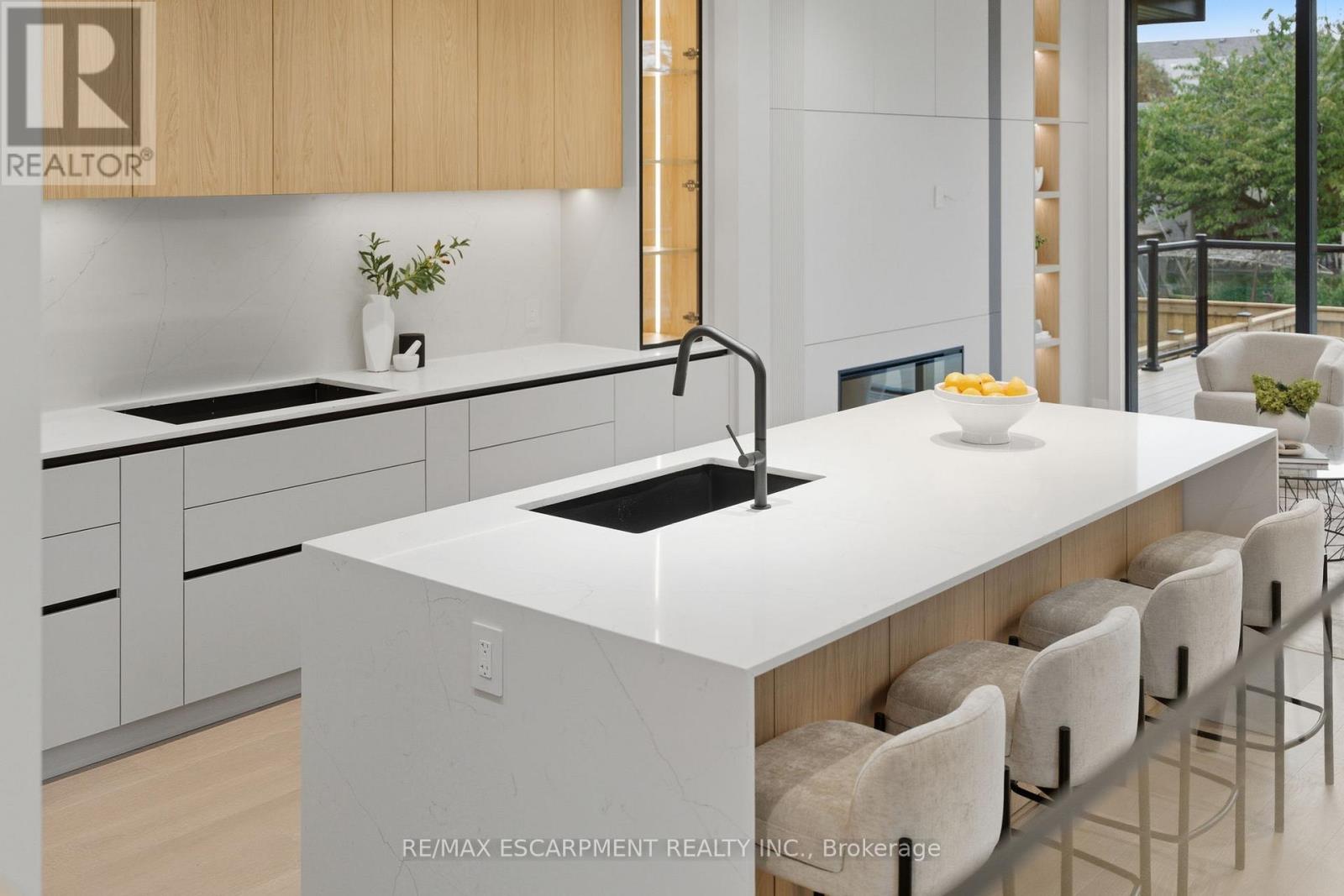 957 Halliday Avenue, Mississauga, Ontario  L5E 1P4 - Photo 14 - W12492108