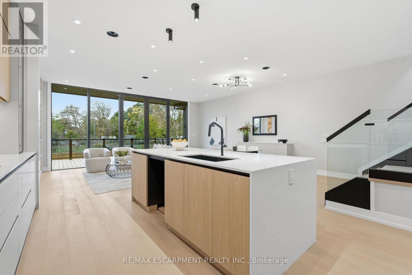 957 Halliday Avenue, Mississauga, Ontario  L5E 1P4 - Photo 15 - W12492108