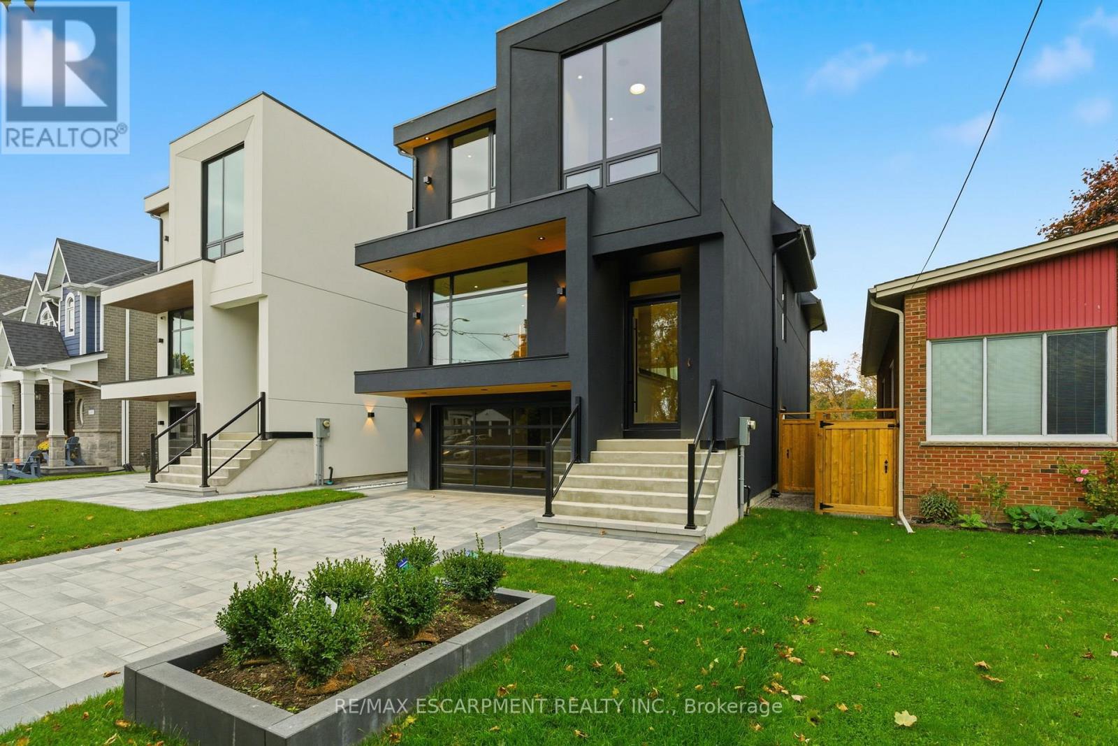 957 Halliday Avenue, Mississauga, Ontario  L5E 1P4 - Photo 2 - W12492108