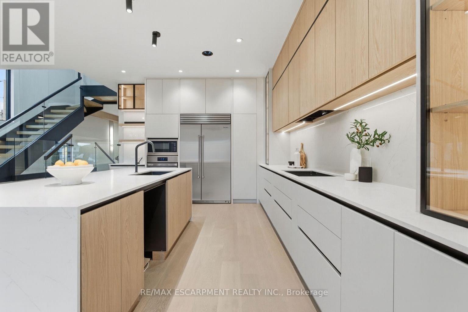 957 Halliday Avenue, Mississauga, Ontario  L5E 1P4 - Photo 13 - W12492108