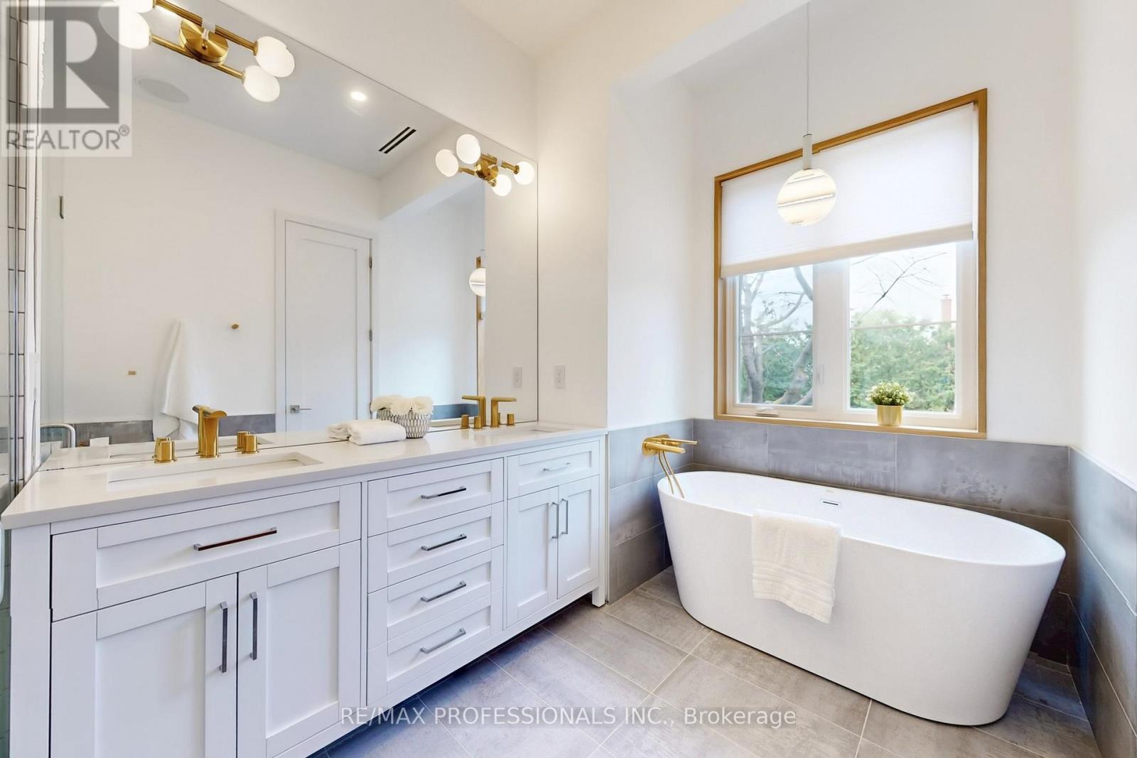 2615 Whaley Drive, Mississauga, Ontario  L5B 1X1 - Photo 16 - W12428460