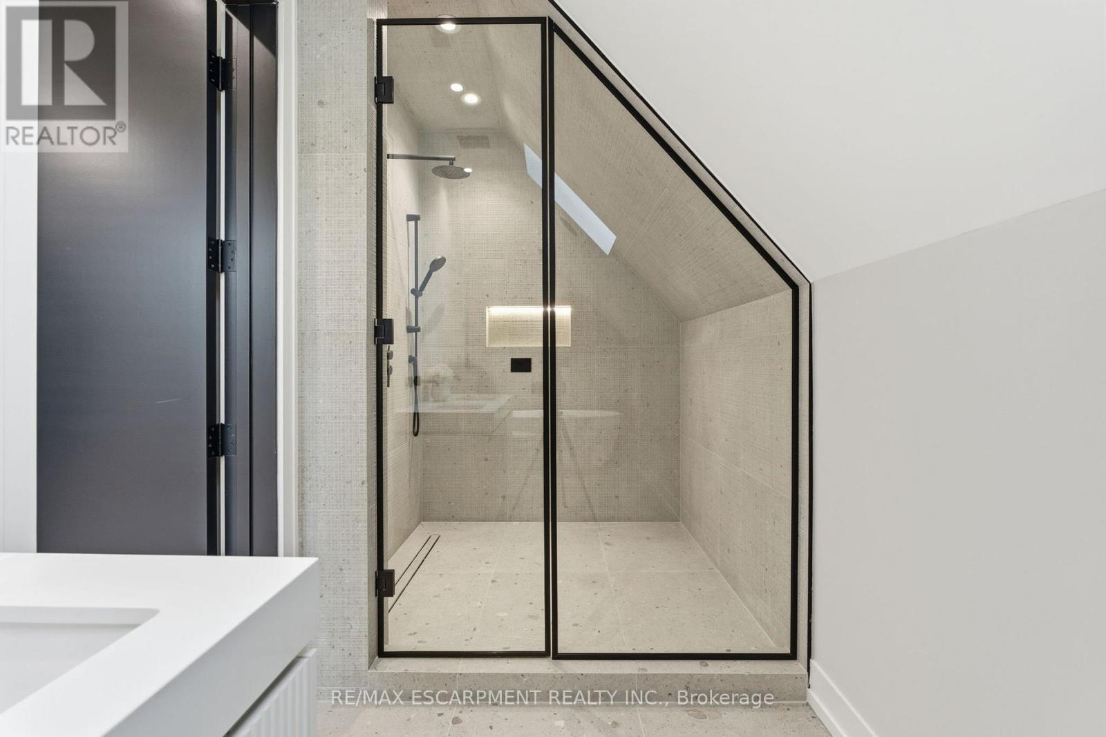 957 Halliday Avenue, Mississauga, Ontario  L5E 1P4 - Photo 31 - W12492108