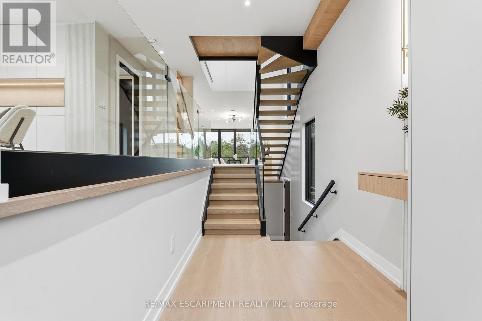 957 Halliday Avenue, Mississauga, Ontario  L5E 1P4 - Photo 5 - W12492108