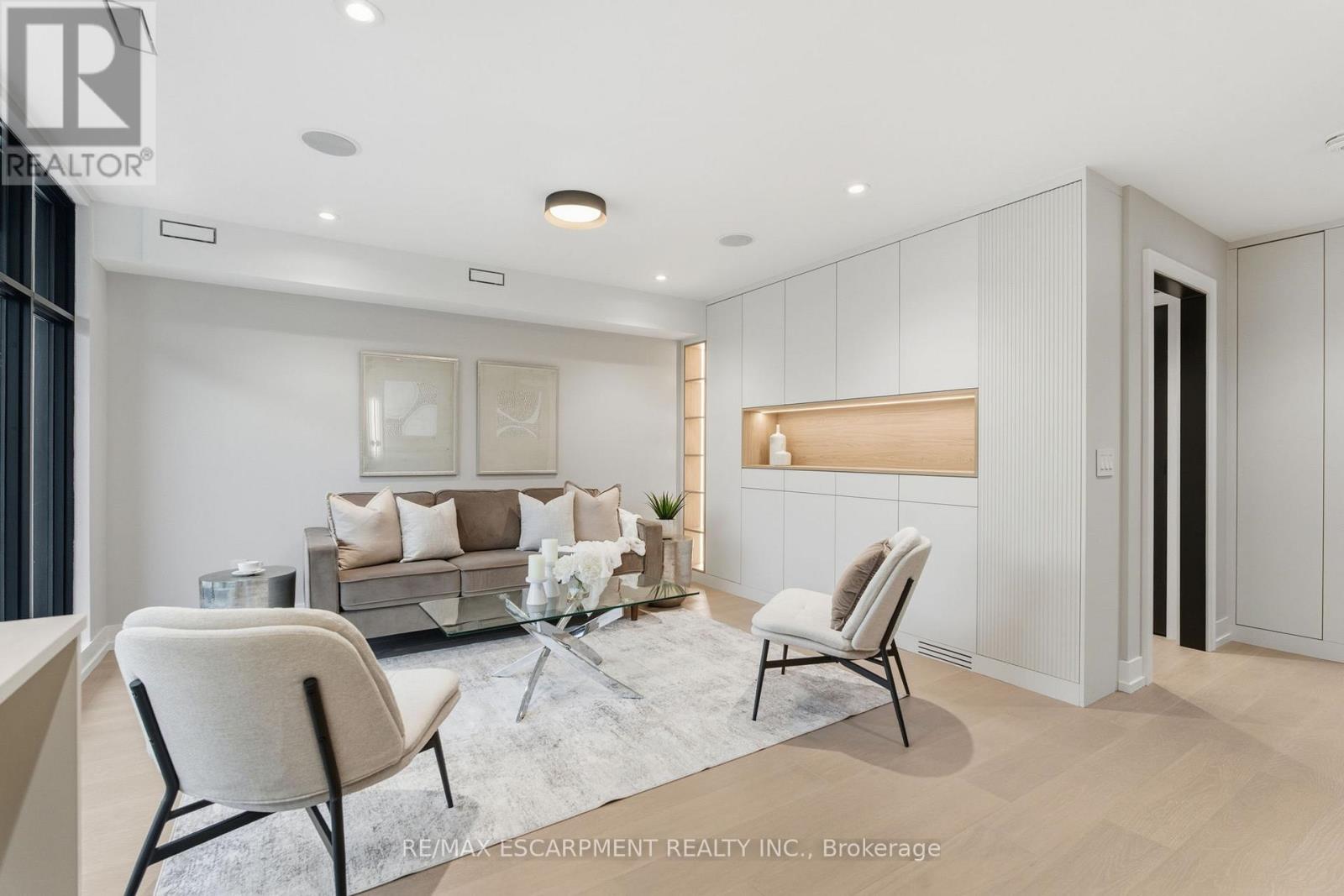 957 Halliday Avenue, Mississauga, Ontario  L5E 1P4 - Photo 8 - W12492108