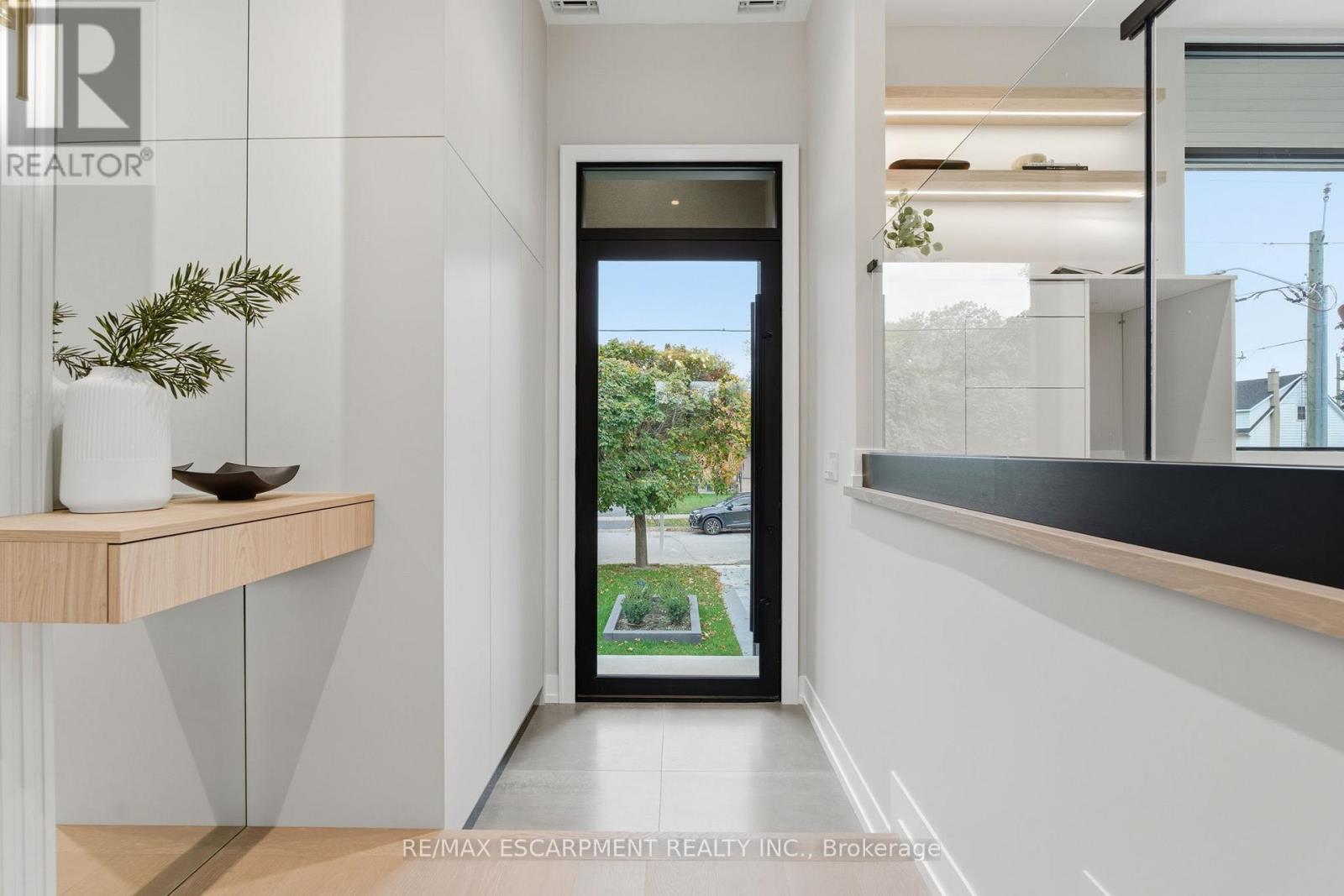 957 Halliday Avenue, Mississauga, Ontario  L5E 1P4 - Photo 4 - W12492108