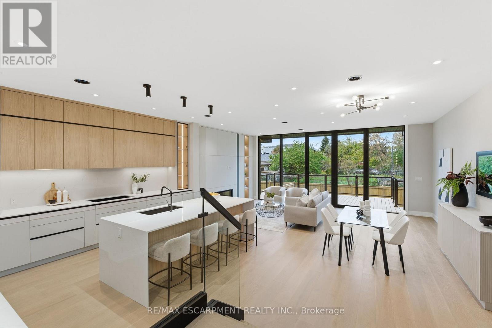 957 Halliday Avenue, Mississauga, Ontario  L5E 1P4 - Photo 9 - W12492108